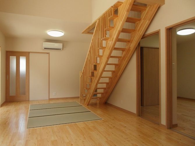 真中にくつろげる畳コーナー、木製のストリップ階段がナチュラルな雰囲気です