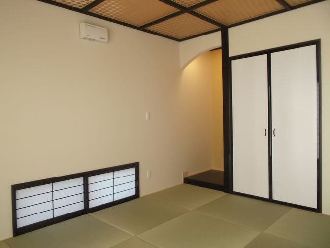 リビングとつながる和室も縁なし畳。Ｒ壁の床の間。杉を編んだ網代天井とこだわりの空間です