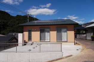 片流れの屋根に、太陽光を効率よく配置