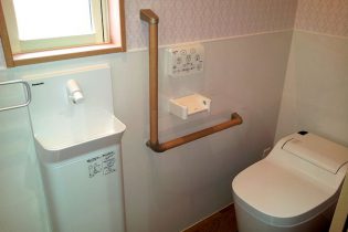 トイレは、お掃除が楽な、パナソニックのアラウーノSを標準採用しています。