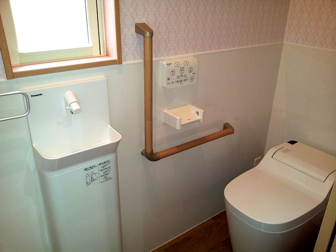 トイレは、お掃除が楽な、パナソニックのアラウーノSを標準採用しています。