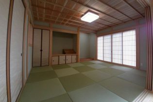 杉板天井がきれいな和室です。元のお住まいの仏間・床の間を参考にしっかりと造りました。