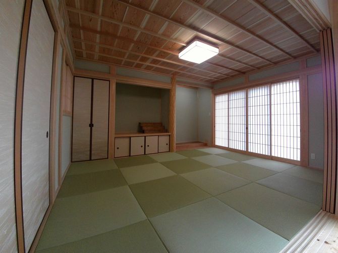 杉板天井がきれいな和室です。元のお住まいの仏間・床の間を参考にしっかりと造りました。