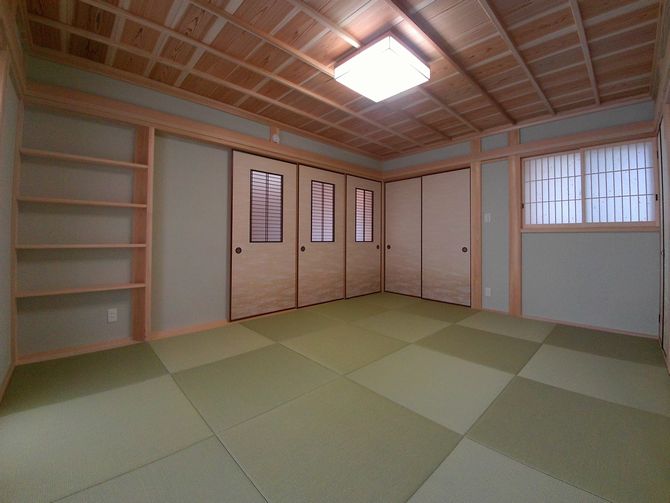 襖の格子も再利用です。こんな細かい細工の格子を新しく造ると高額になりますので、利用できて良かったです。