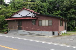 玄関。スロープも設置して、出入りしやすくしました。
