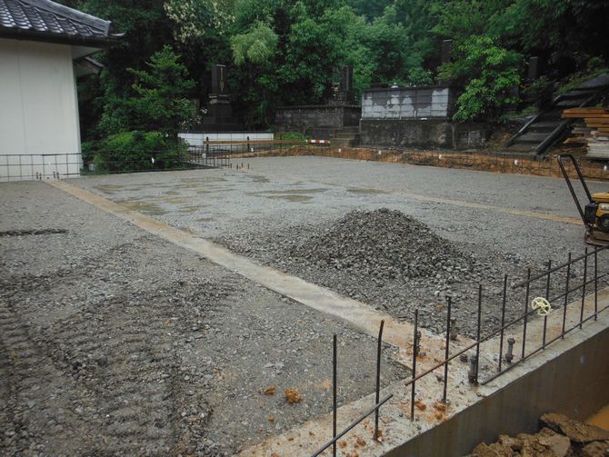 基礎工事　地中梁コンクリートを打設した後、土間コンクリートを打ちます。