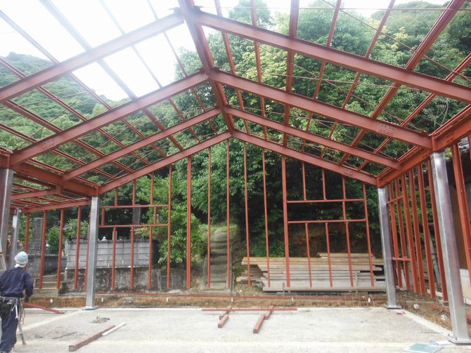 鉄骨工事　鉄骨で骨組を組んでいきます。