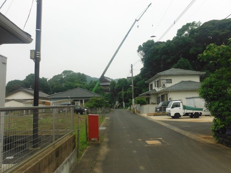 車が入らない土地なので、材料はクレーンで搬入しています