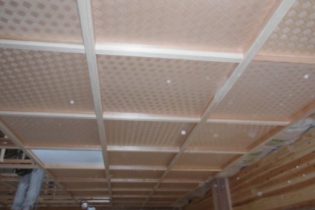 天井には、網代という杉板を編んだ素材を使っています。ここも木材の優しい雰囲気が出ています。