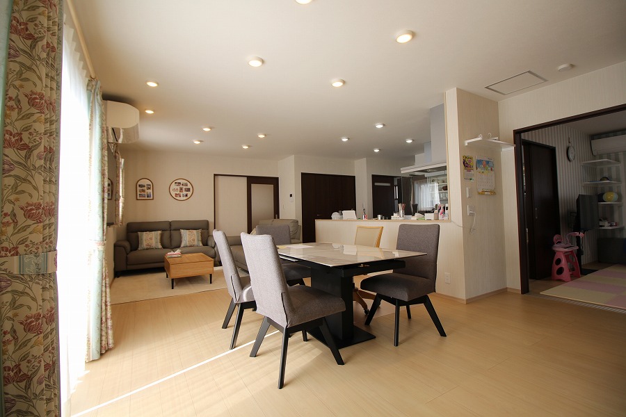 開放的な対面キッチン