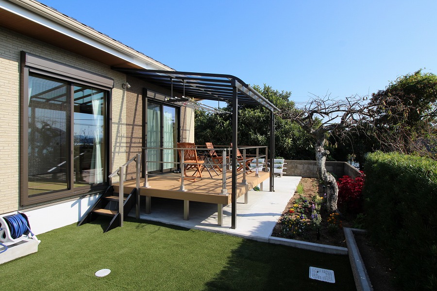 日当たりのいいウッドデッキ。物干しに、日向ぼっこに